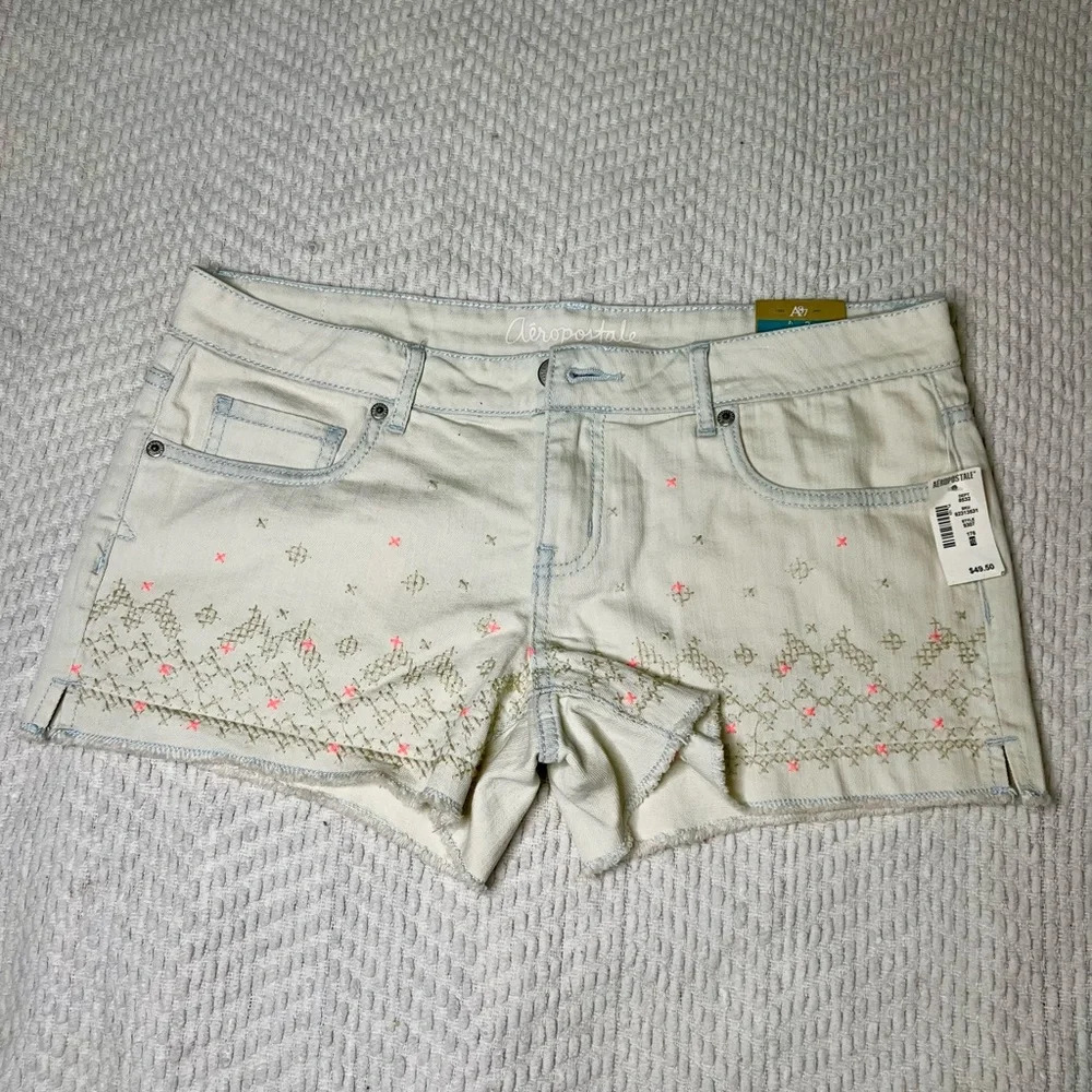 🖤New Aeropostale Light Wash Embroider Denim Shorts🖤 - Picture 2 of 11